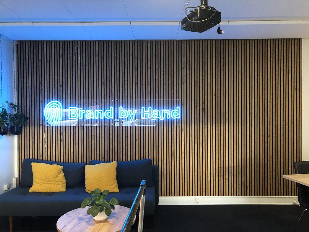 Träpaneler och LED neon är en match